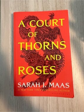 📚 A Court of Thorns and Roses by Sarah J. Maas [paperback]